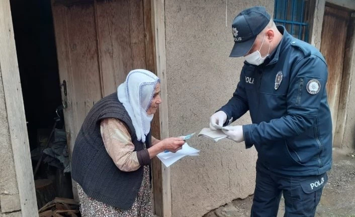 Sosyal yardım paralarının yaşlılara evde teslim edilmesi sevindirdi