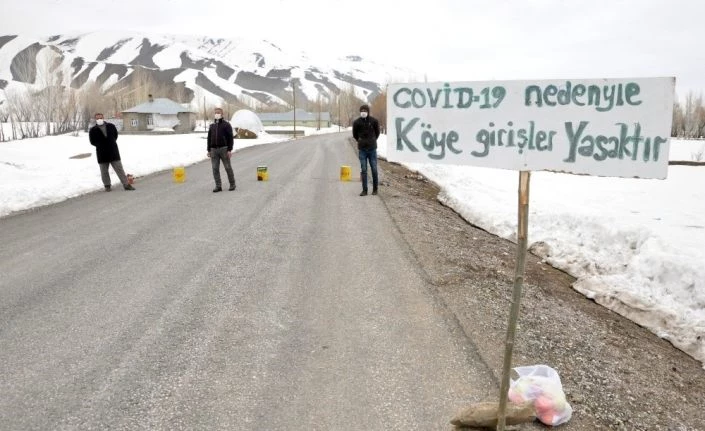 Tabela asarak köyü giriş çıkışlara kapattılar