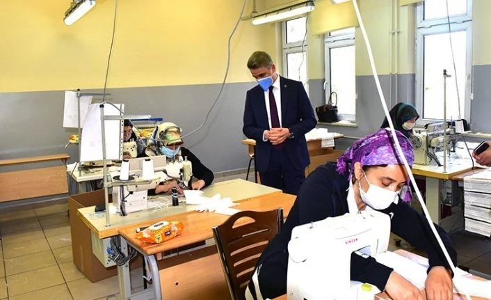 Teknik Lisede günlük 6 bin maske üretiliyor