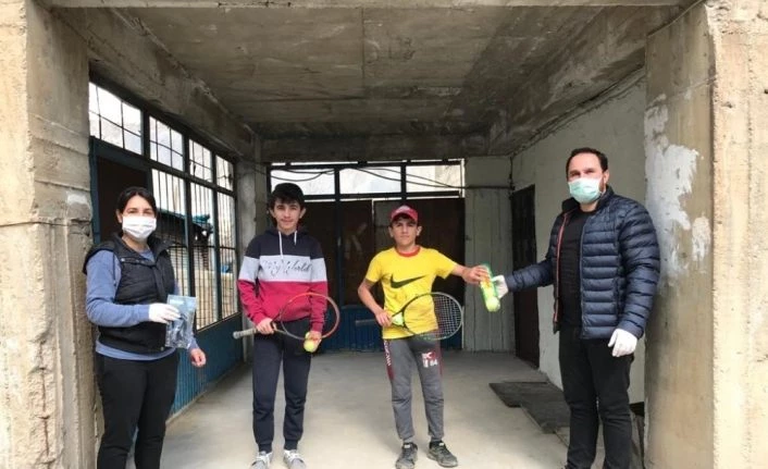 Tenis antrenörlerinden malzeme dağıtımı