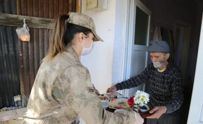 Tunceli’de  65 yaş üstüne çiçeklerle süslenmiş kahvaltı servisi