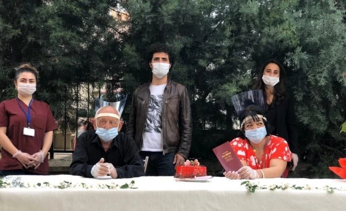 Tunceli’de engelli çift, maske ve sosyal mesafe tedbiri altında evlendi