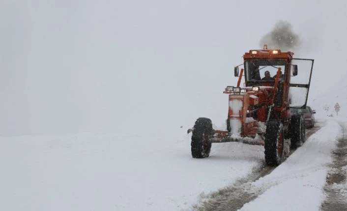 Tunceli’de kar yağışı etkili oldu, 32 köy yolu kapandı