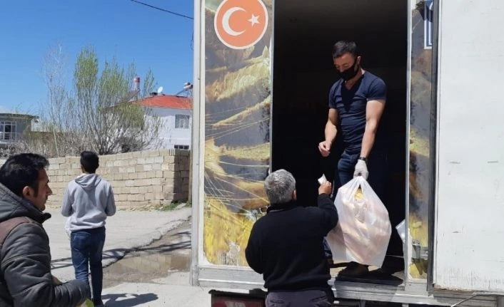 Tuşba Belediyesi’nden kapı kapı ekmek servisi