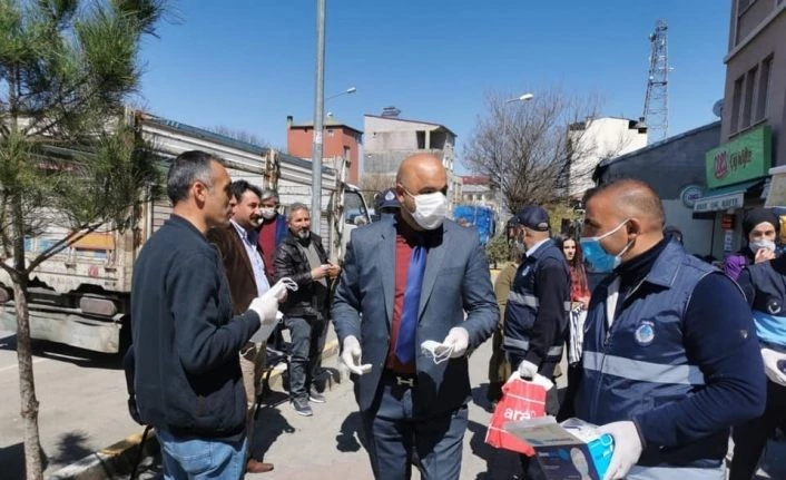 Tuzluca Belediyesi maske ve eldiven dağıttı