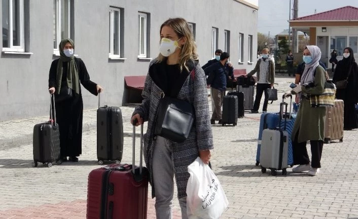 Umman’dan 250 Türk vatandaşı Van’a getirildi