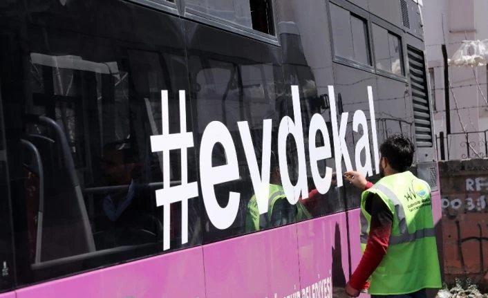 Van Büyükşehir Belediyesi sosyal mesafe için zemin çıkartmaları yaptı