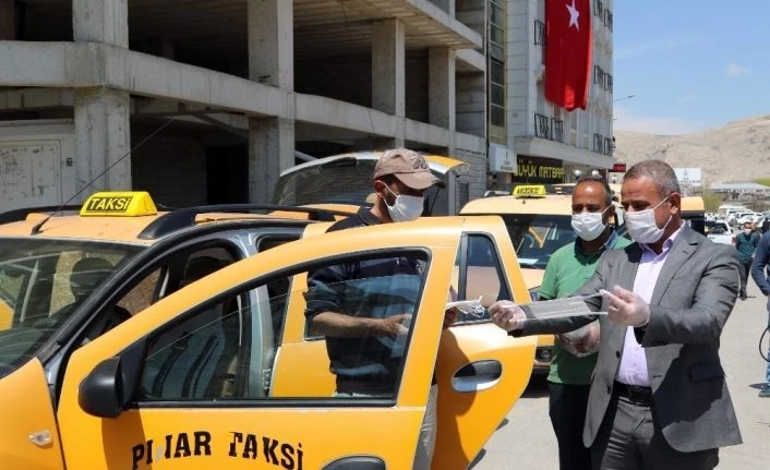 Van Büyükşehir Belediyesinden taksici ve minibüsçü esnafına maske desteği