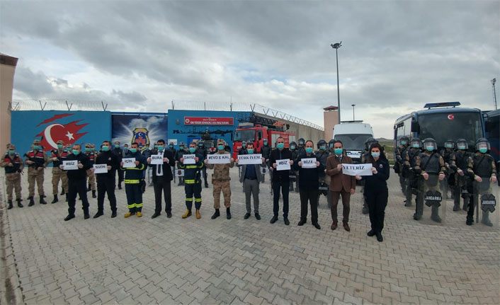 Van'da Yüksek Güvenlikli Ceza İnfaz Kurumu çalışanlarından Evde Kal ve Biz Bize Yeteriz Türkiye mesajı