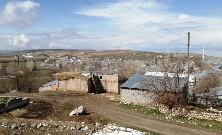 Van’da 4.7 büyüklüğünde deprem bazı evlerde çatlaklar oluşturdu