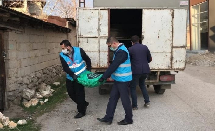 ‘Vefa’ ekibinden 65 yaşındaki kadına kömür desteği