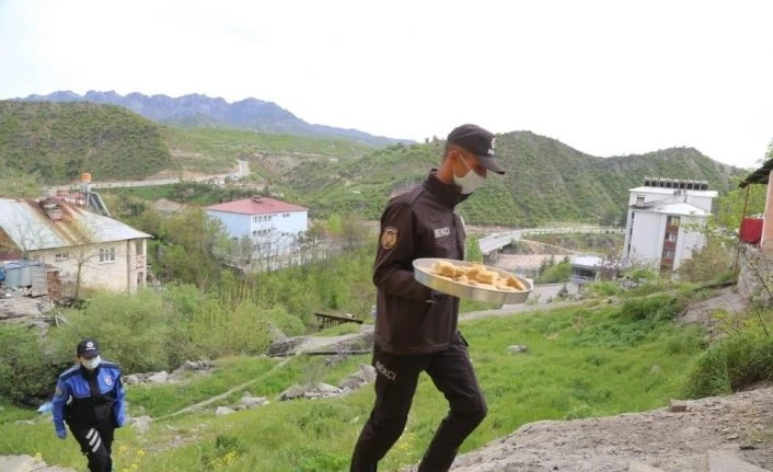 Vefa grubu, Fadime teyzenin hayrını kapı kapı dağıttı