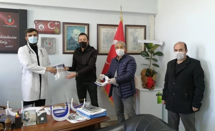 Yaptığı siperlik maskeleri sağlık personellerine hediye etti
