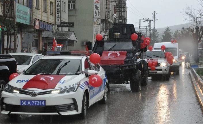 Yüksekova’da resmi araçlar süslenip sokak sokak gezilerek 23 Nisan kutlandı