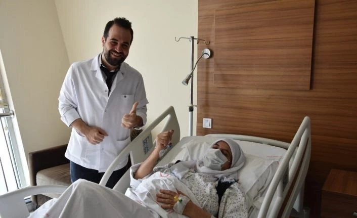 Van'da yumurtalığından futbol topu büyüklüğünde dev tümör çıkarıldı