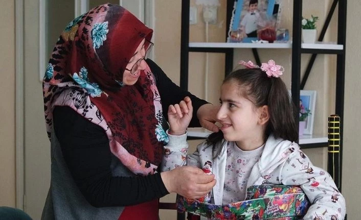 11 yaşındaki kızının ayağa kalkması için tek başına mücadele veriyor