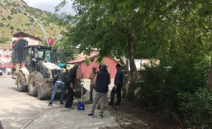 500 yıllık caminin avlusunda Cuma namazı hazırlığı