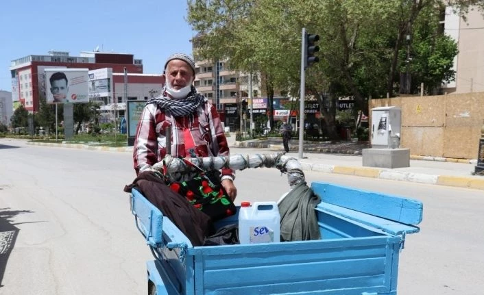 Van'da 75 yaşındaki dede hamal arabasıyla sokağa çıktı