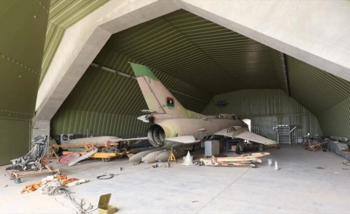 AA ekibi Libya'da Hafter milislerinden kurtarılan hava üssünü görüntüledi