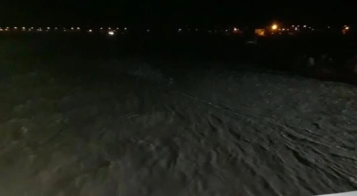 AFAD ekipleri botlarla Aras Nehri’nde kaybolan şahsı arıyor