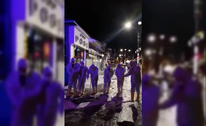 Ağrı Belediyesi halay çekerek cadde ve sokakları yıkadı