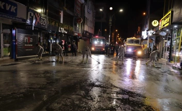 Ağrı’da bayram öncesi cadde ve sokaklar yıkanmaya devam ediyor