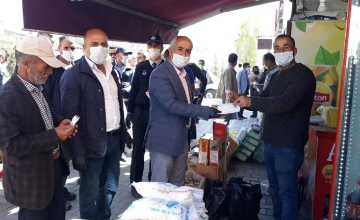 Çaldıran Belediye Başkanı Ensari, esnaf ve vatandaşla bayramlaştı