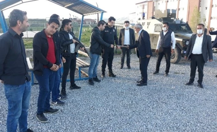 Çaldıran Belediye Başkanı Ensari’den yolculara maske ve şeker