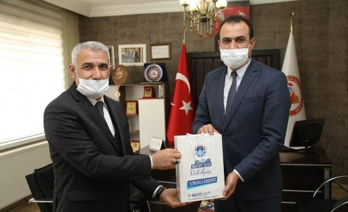 Başkan Güder’den berberlere maske desteği