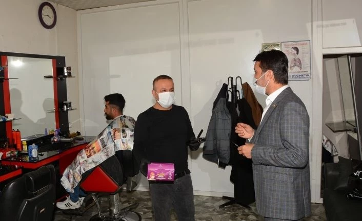 Çatak Belediye Başkanı Şeylan’dan berberlere maske desteği