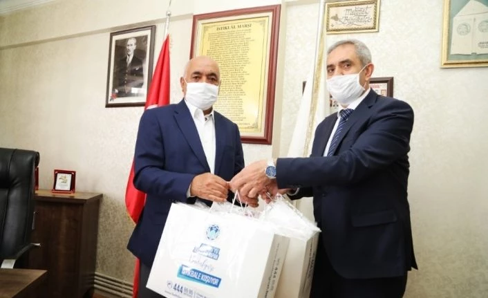 Battalgazi Belediyesi, fırıncı esnafına maske dağıttı