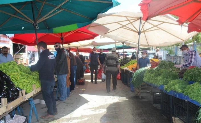 Bayram alışverişini yapmak isteyen vatandaşlar pazarlara akın etti