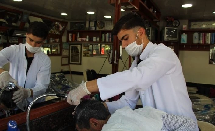 Berber kalfası, 4 saatlik izninde çalışmaya gitti