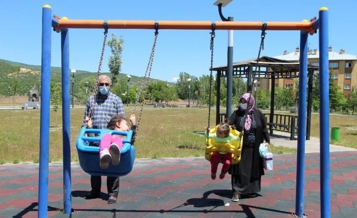Bingöl’de kısıtlamanın ardından çocuklar parka koştu