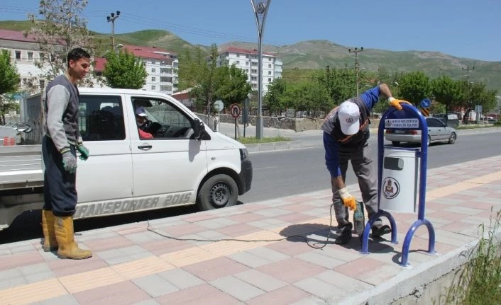 Bitlis Belediyesinden işlek caddelere yeni çöp kovaları