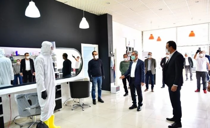 Çınar berberlerin hijyen çalışmasını inceledi