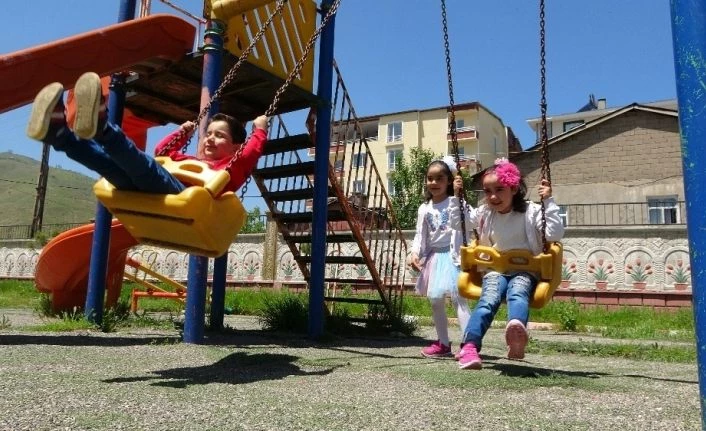 Çocuklar dışarı çıkmanın mutluluğunu yaşadı