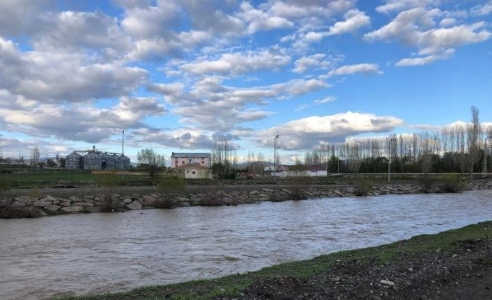Dengesini kaybederek çaya düşen çocuk kayboldu