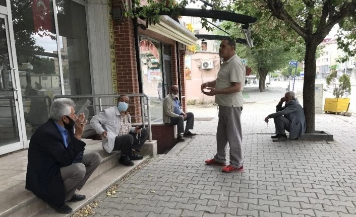 Doğunun Çukurovasında yaşlılar sokağın tadını çıkardılar