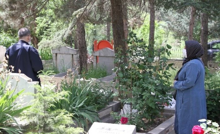Elazığ’da kısıtlama ve bayram öncesi vatandaşlar mezarlıkları ziyaret etti
