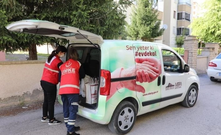 Elazığ’da Vefa ekibi badem şekeri ve ışkınla gönüllere dokundu