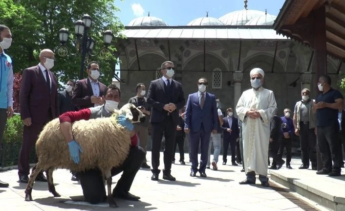 Erzurum’da cuma namazı hazırlığı