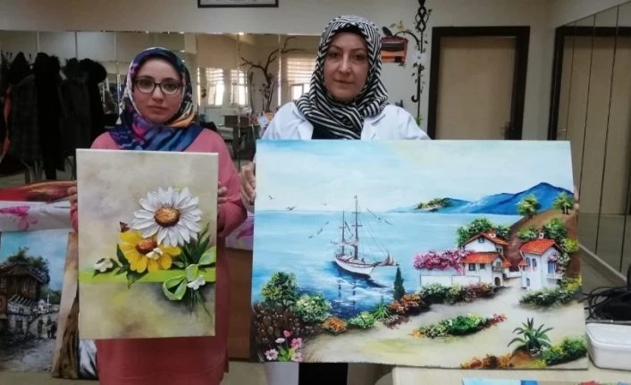Erzurumlu kadınlar Ahşap rölyef ile aile bütçelerine katkı sağlıyorlar