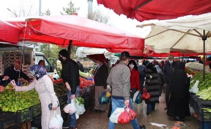 Erzurumlular yağmura aldırış etmedi, şemsiyesini alan pazara koştu