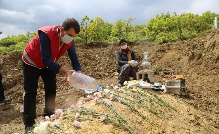 Eşi 40 gün önce vefat eden Fadime teyzeye vefa