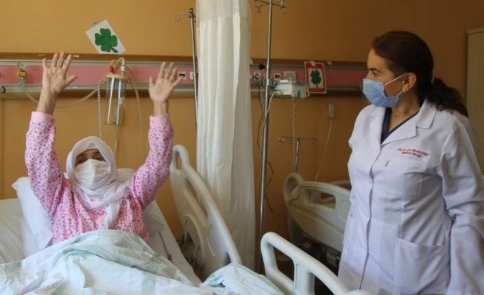 Van'da felçli kadın ’mekanik trombektomi’ yöntemiyle yeniden hayata tutundu