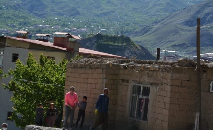 Fırtınanın uçurduğu çatı 2 evde hasara yol açtı