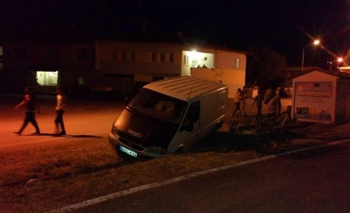 Freni çekilmeyen minibüs kanala düştü