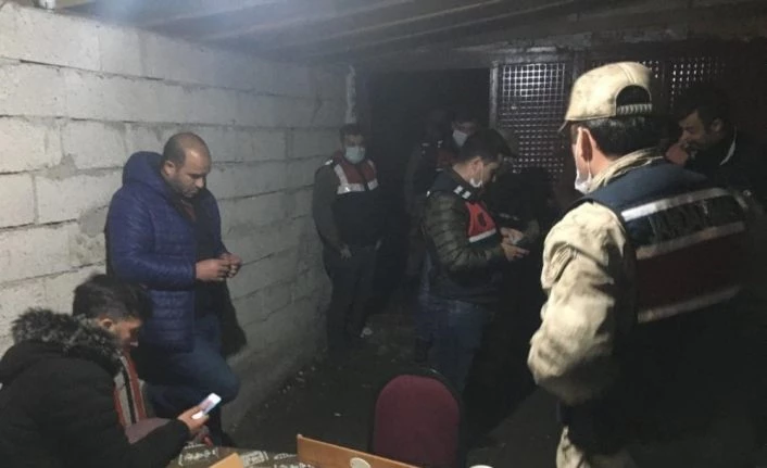 Garajda okey oynarken yakalanınca, kahkaha attılar