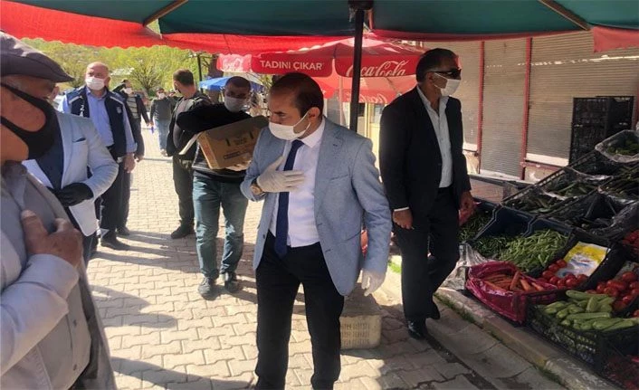 Gevaş Belediye Başkanı Sezer maske ihtiyaçlarını karşılamaya devam ediyor